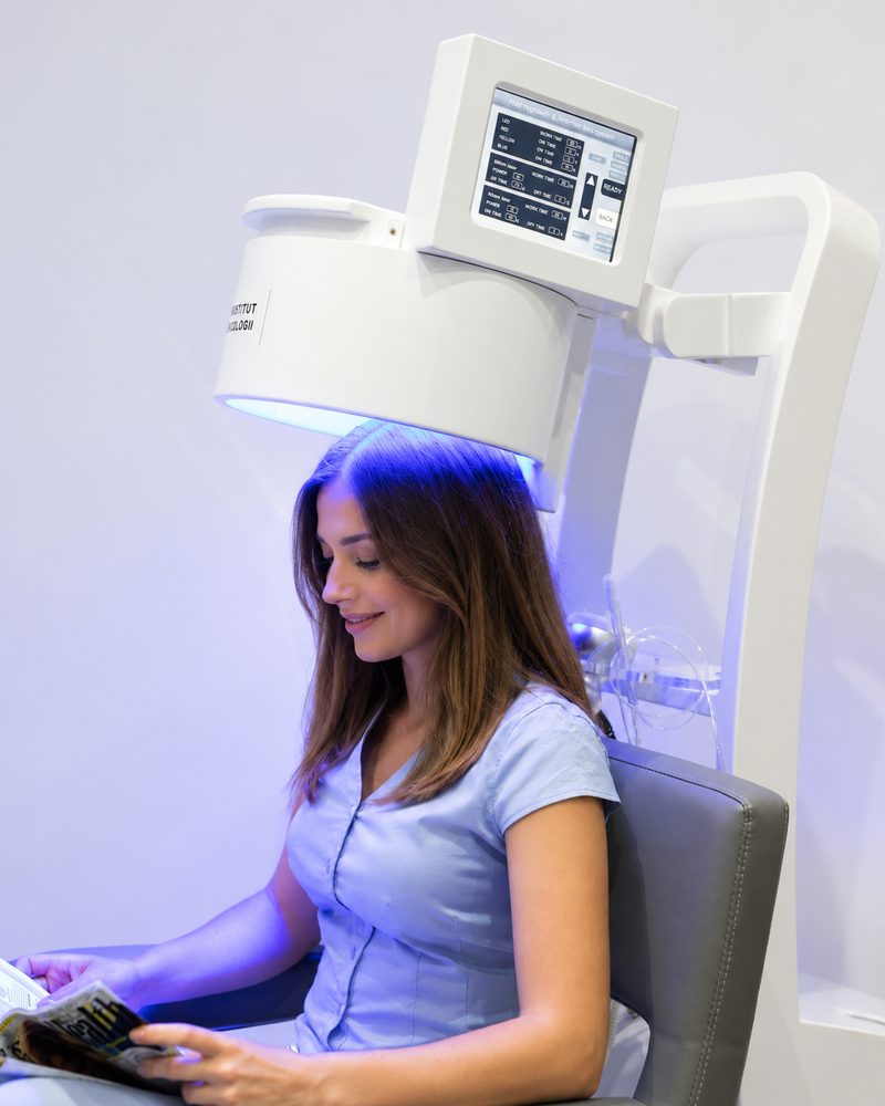 Zabieg światłem na skórę głowy urządzeniem TrichoTherapy